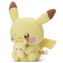 Load image into Gallery viewer, Pikachu mit Pikachu-Plüschie Plüschtier »Poképeace«