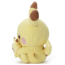 Load image into Gallery viewer, Pikachu mit Pikachu-Plüschie Plüschtier »Poképeace«
