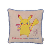 Laden Sie das Bild in den Galerie-Viewer, Kissen "Pokémon meets Karel Capek" [Blume]