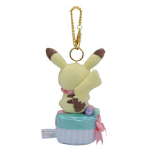 Laden Sie das Bild in den Galerie-Viewer, Pikachu (männlich) Taschen-Anhänger "Fluffy Little Pokémon"