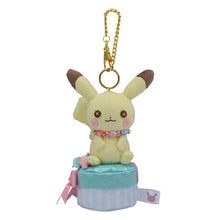 Laden Sie das Bild in den Galerie-Viewer, Pikachu (männlich) Taschen-Anhänger "Fluffy Little Pokémon"