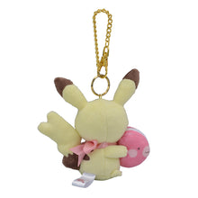 Load image into Gallery viewer, Pikachu (weiblich) Taschen-Anhänger "Fluffy Little Pokémon"