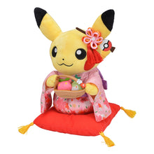 Laden Sie das Bild in den Galerie-Viewer, Pikachu (w) Plüschtier "Feierliche Teezeremonie"