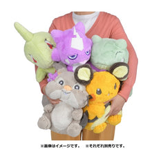 Laden Sie das Bild in den Galerie-Viewer, Flauschiges Raffel Kuscheltier