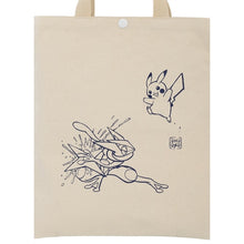 Laden Sie das Bild in den Galerie-Viewer, Stofftasche »Quajutsus und Pikachus Ninjatraining«
