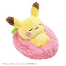 Load image into Gallery viewer, Pikachu Plüschtier »Schlummerfreunde«