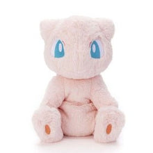 Laden Sie das Bild in den Galerie-Viewer, Entspanntes Mew Plüschtier (Größe M) - PokéOta
