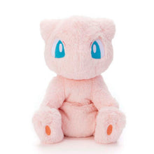 Laden Sie das Bild in den Galerie-Viewer, Entspanntes Mew Plüschtier (Größe M) - PokéOta