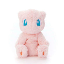 Laden Sie das Bild in den Galerie-Viewer, Entspanntes Mew Plüschtier (Größe S) - PokéOta
