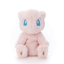 Laden Sie das Bild in den Galerie-Viewer, Entspanntes Mew Plüschtier (Größe S) - PokéOta
