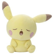 Laden Sie das Bild in den Galerie-Viewer, Pikachu Plüschtier »Poképeace« (Gute - Nacht - Version) - PokéOta