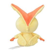 Laden Sie das Bild in den Galerie-Viewer, Victini Plüschtier »Pokémon fit« - PokéOta