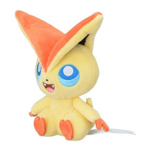 Laden Sie das Bild in den Galerie-Viewer, Victini Plüschtier »Pokémon fit« - PokéOta